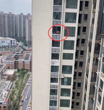 驚!一男子百米高空作業不做任何防護措施